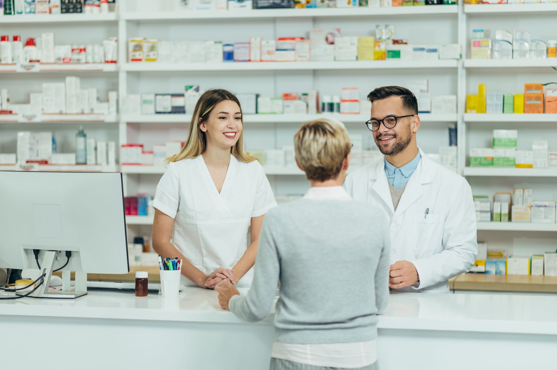 Deux pharmaciens et une cliente