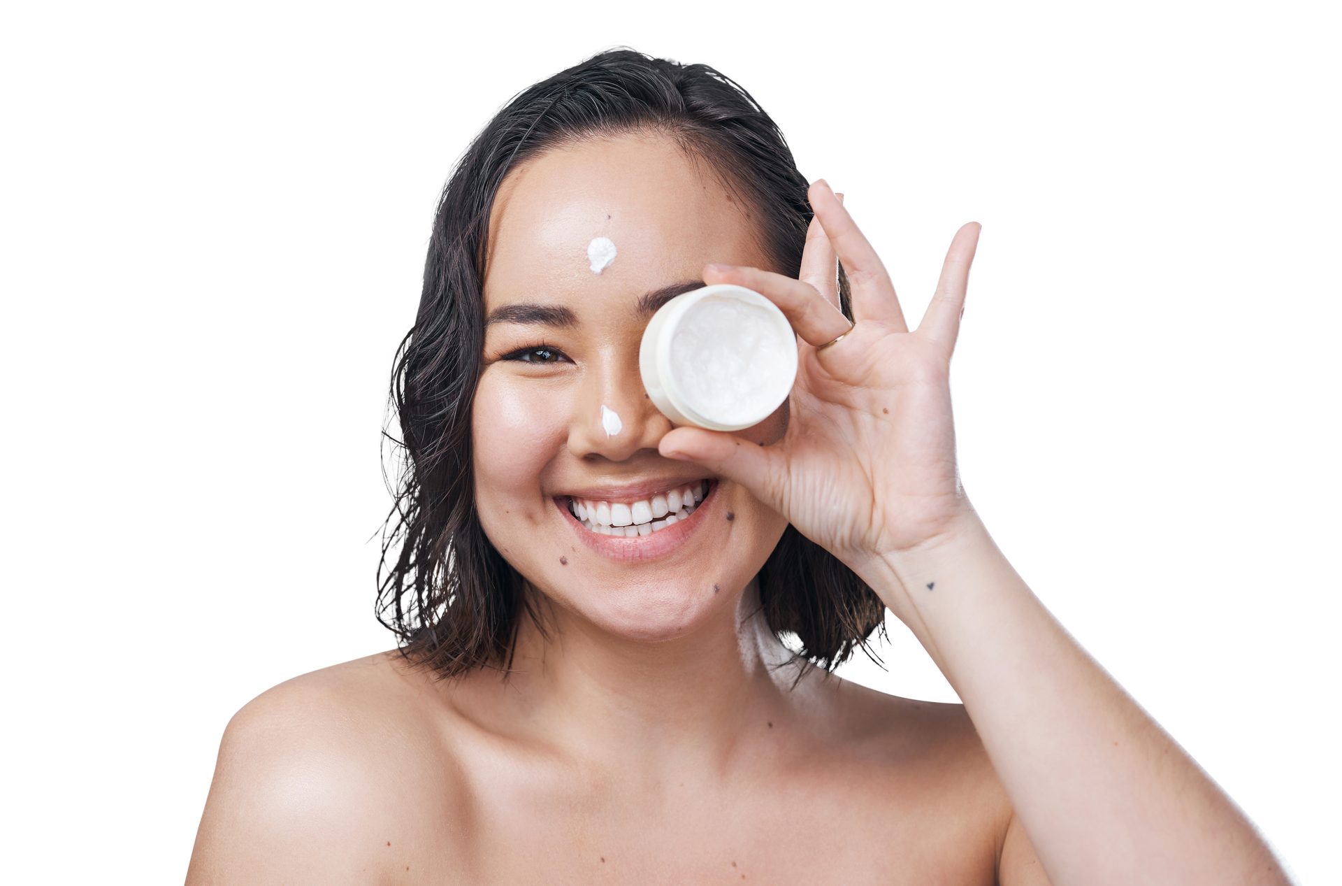 Femme souriante avec une pommade dans la main