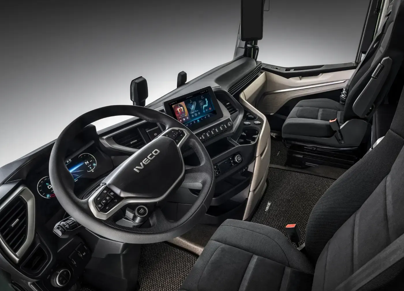 LKW-Fahrerhaus-Interieur mit Lenkrad, digitalem Armaturenbrett und schwarzen Sitzen