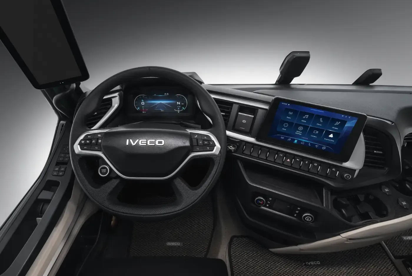 Innenraum eines modernen IVECO-Lkw, mit Lenkrad und digitalem Armaturenbrett