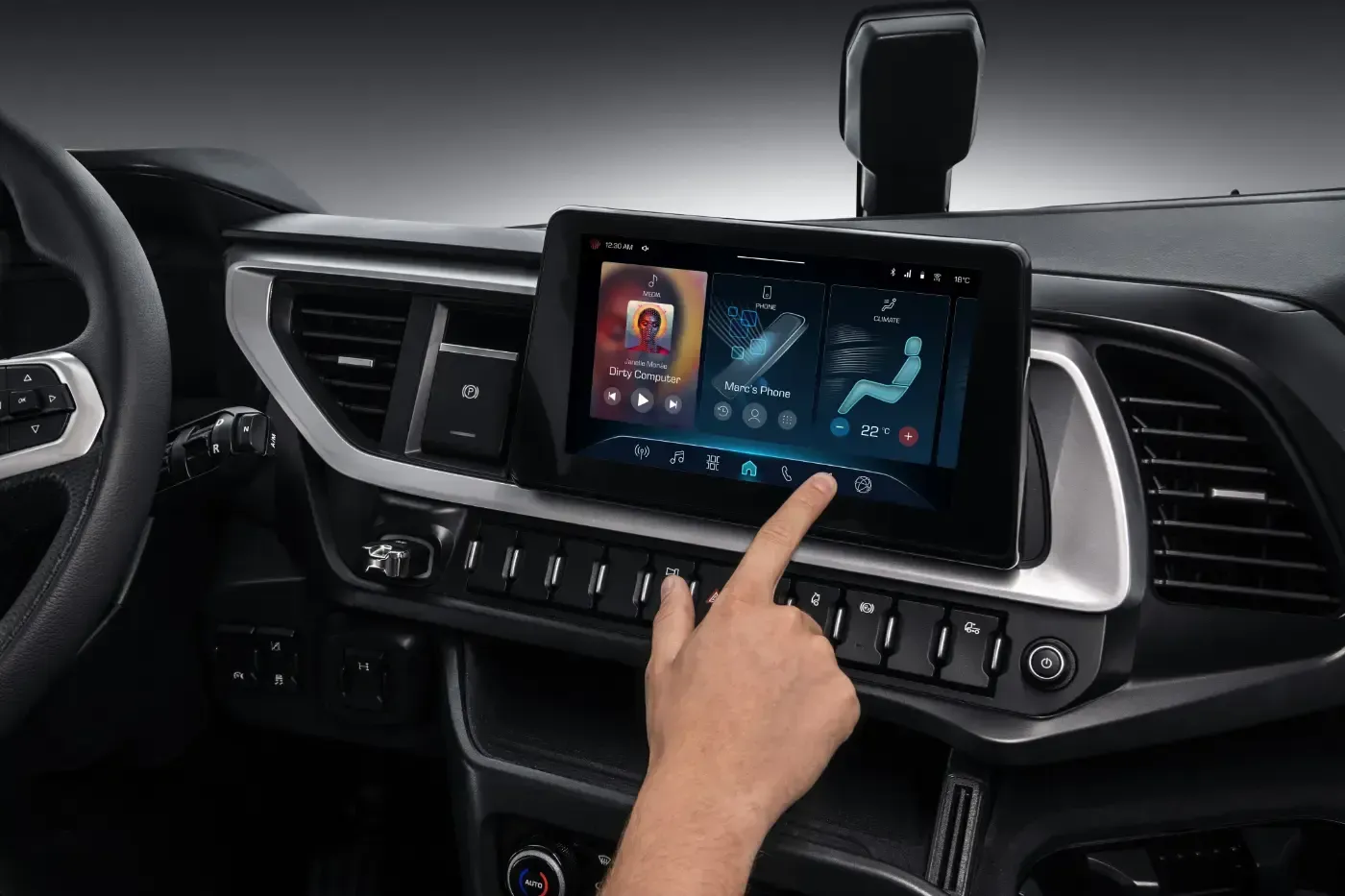 Eine Hand berührt den Touchscreen des Armaturenbretts eines Autos, auf dem Musik- und Navigationssymbole angezeigt werden.