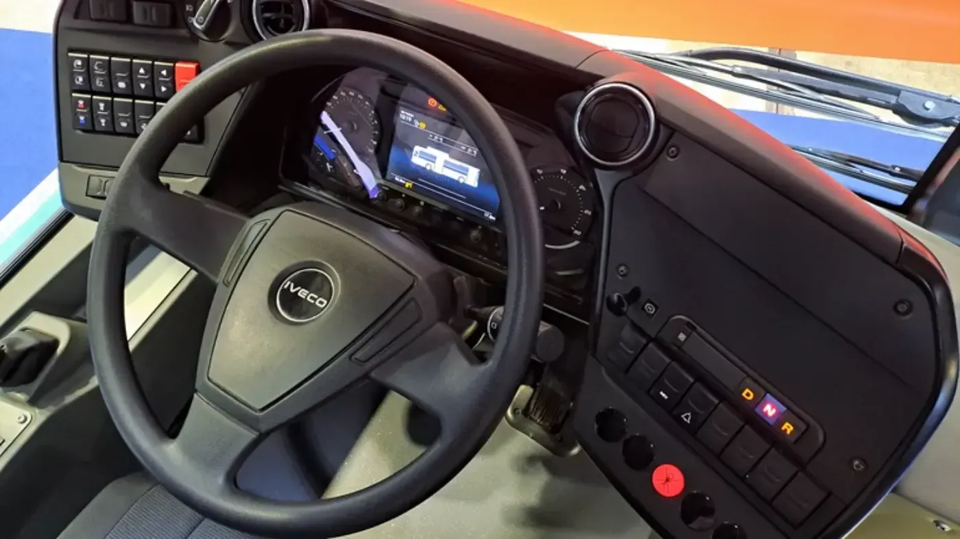 Futuristisches Fahrzeugcockpit mit Lenkrad, Digitalanzeige und beleuchtetem Bedienfeld
