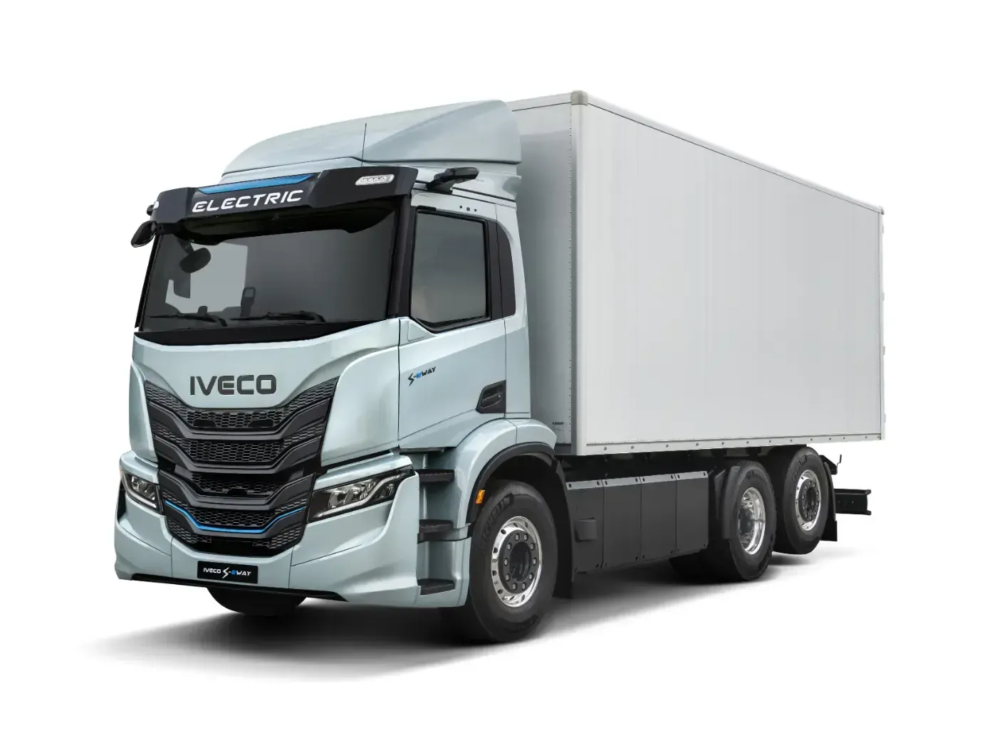 Weißer Iveco-Sattelzug mit Kofferauflieger vor einfarbigem Hintergrund