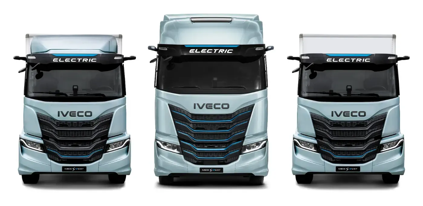 Drei Frontansichten eines hellblauen Iveco-Sattelzugs vor weißem Hintergrund