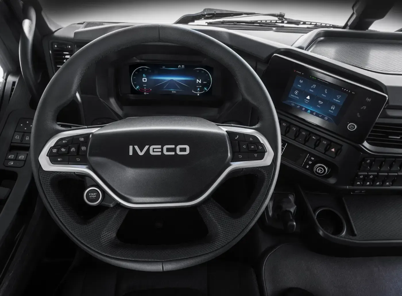 Innenraum der Iveco-Lkw-Kabine mit Lenkrad, digitalem Armaturenbrett und Bedienelementen in der Mittelkonsole