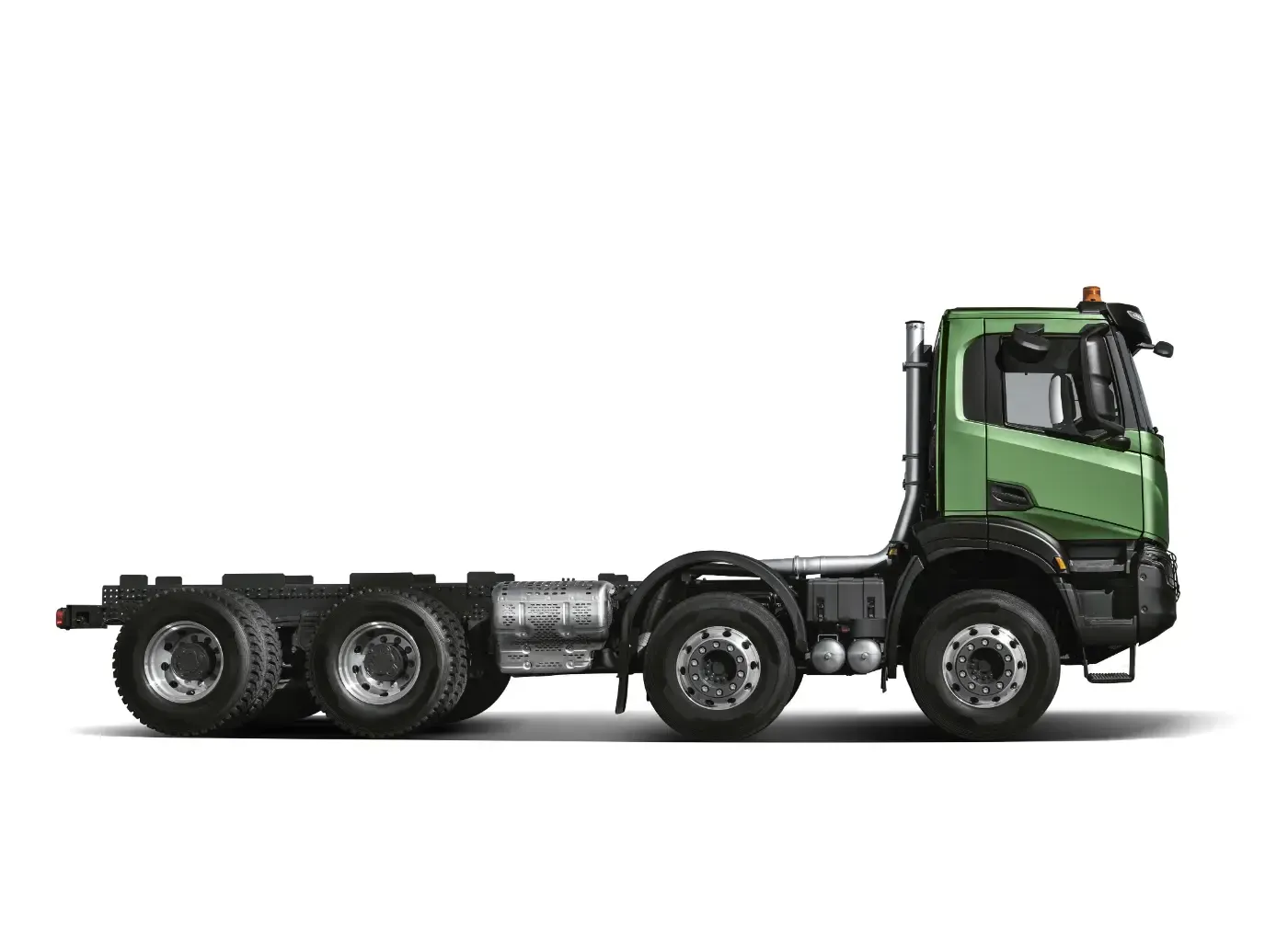 Grüne Sattelzugmaschine und Fahrgestell auf weißem Hintergrund, Seitenansicht