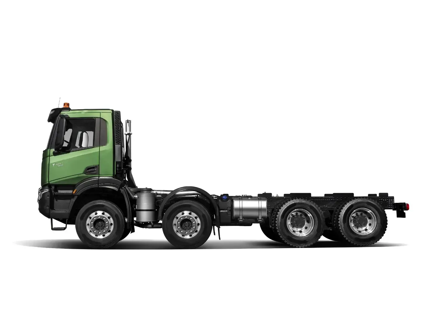 Grünes Sattelzug-Chassis, Seitenansicht, freigestellt auf weißem Hintergrund