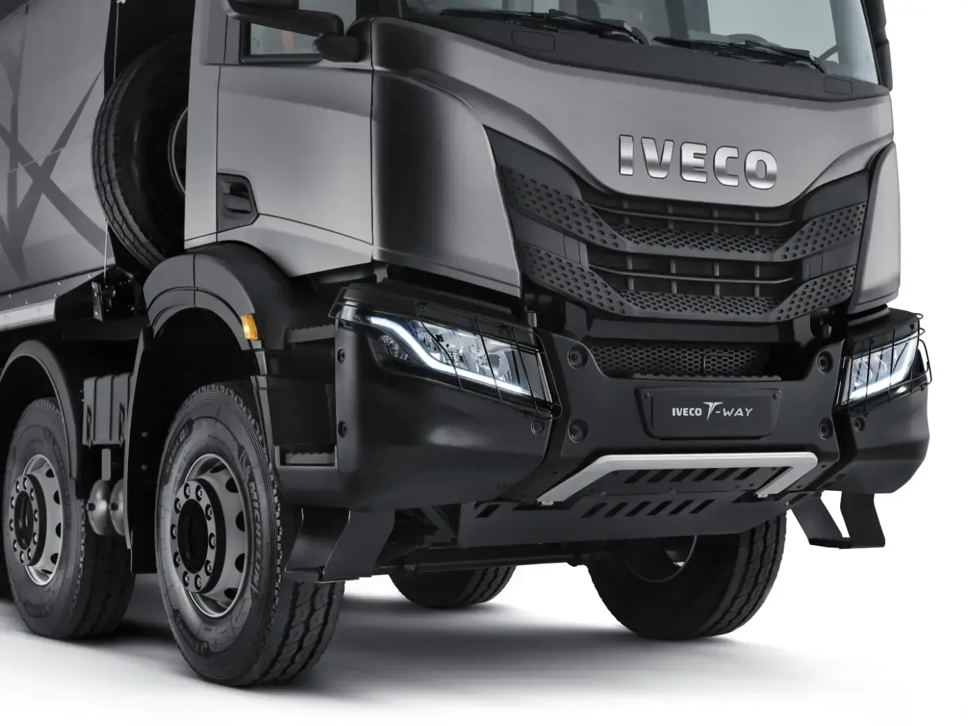 Vorderansicht eines schwarzen Iveco-Lkw vor weißem Hintergrund
