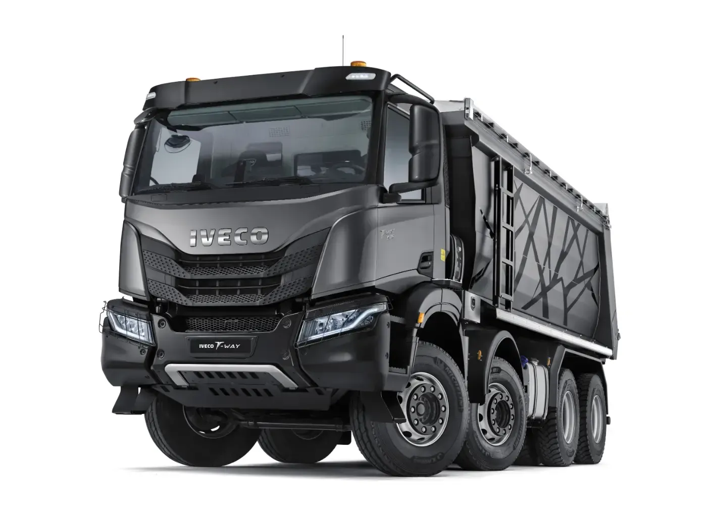 Schwarzer, schwerer Iveco-Kipper vor weißem Hintergrund