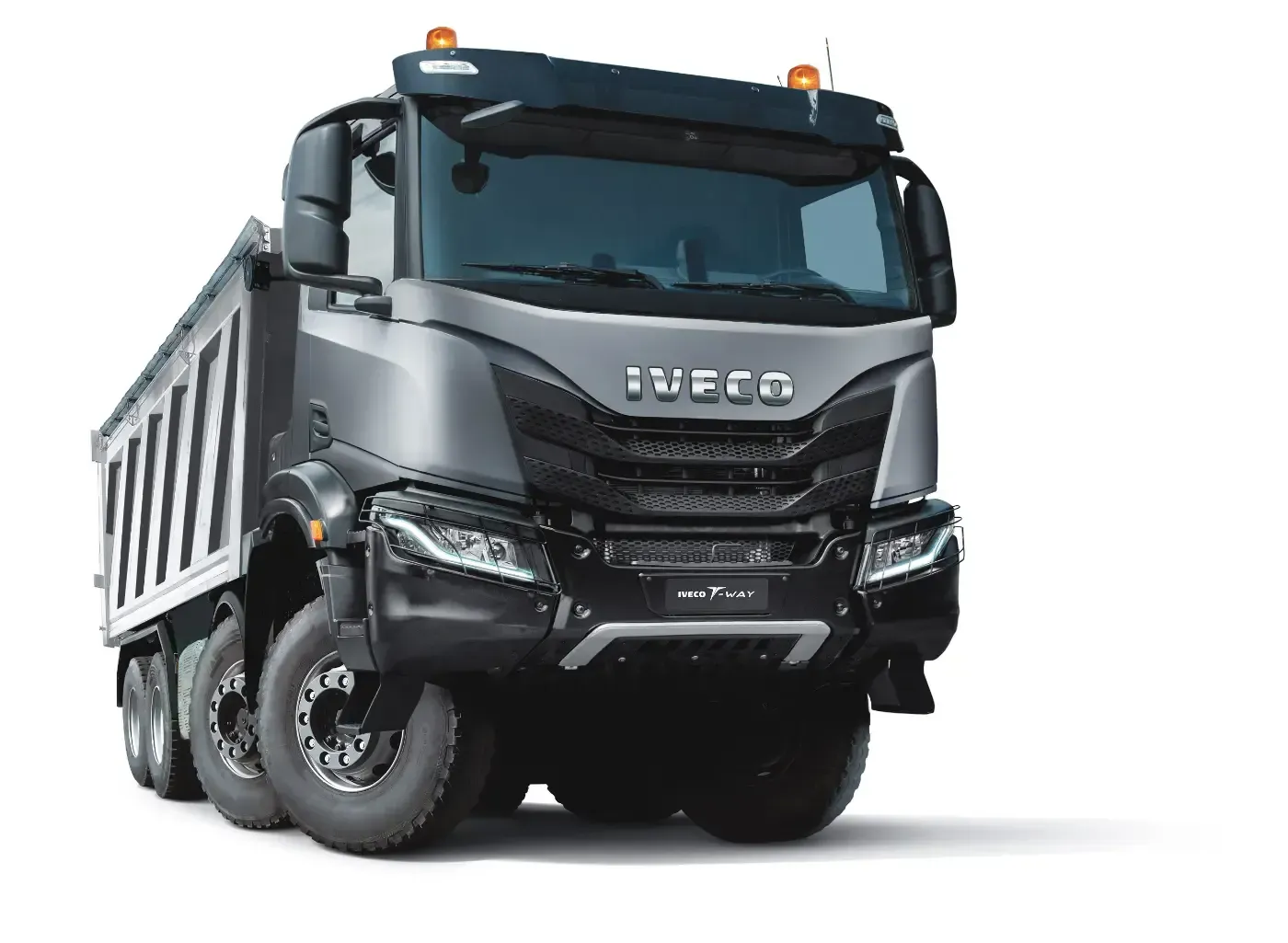 Schwarzer Iveco-Muldenkipper, isoliert auf weißem Hintergrund