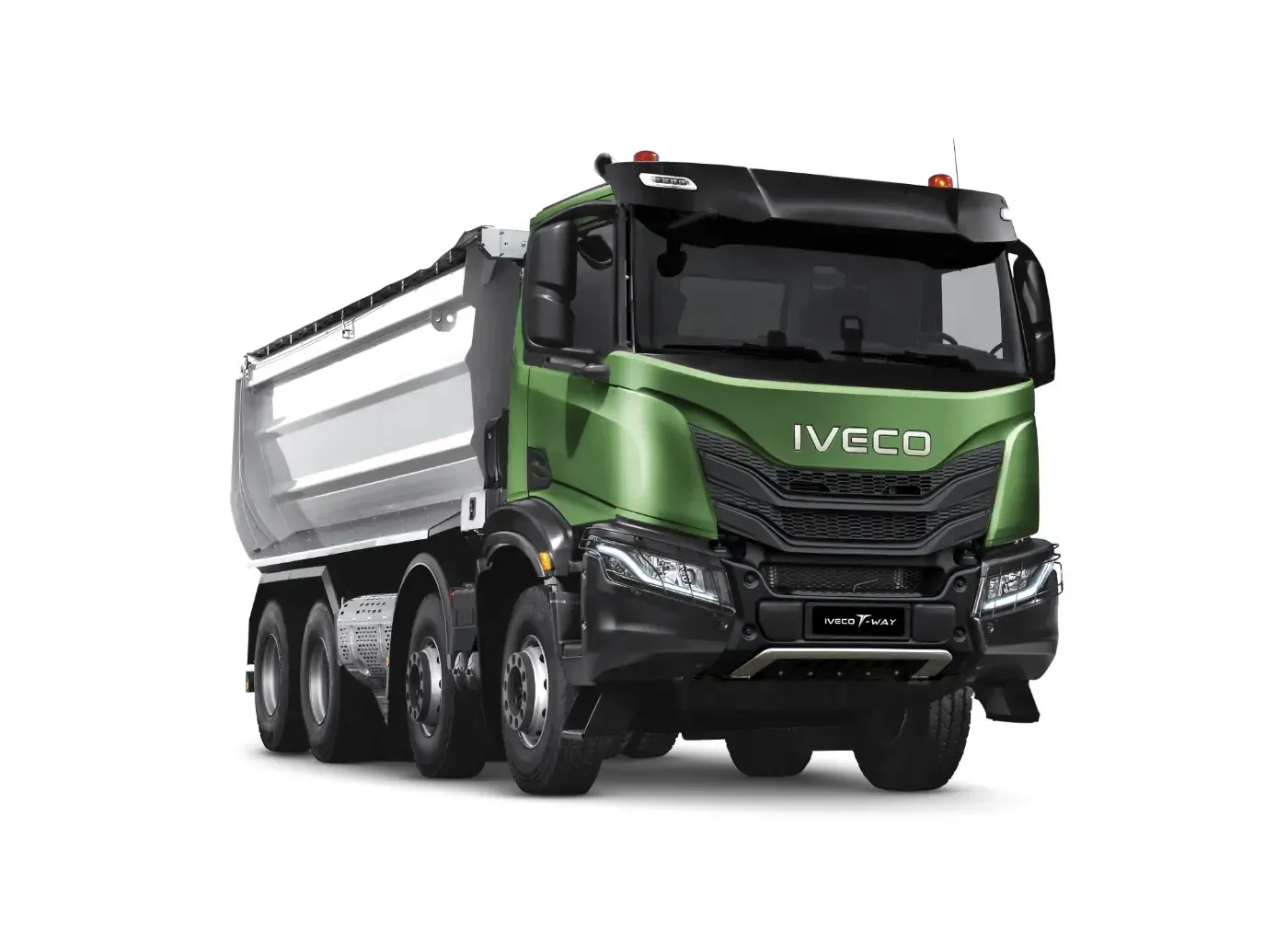 Grüner Iveco-Kipper vor weißem Hintergrund