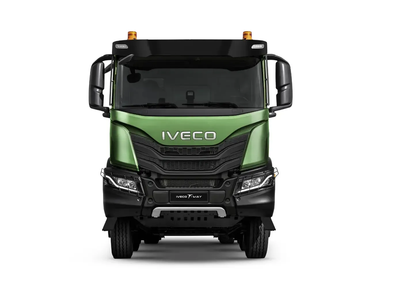 Vorderansicht eines grün-schwarzen Iveco-Kippers vor weißem Hintergrund