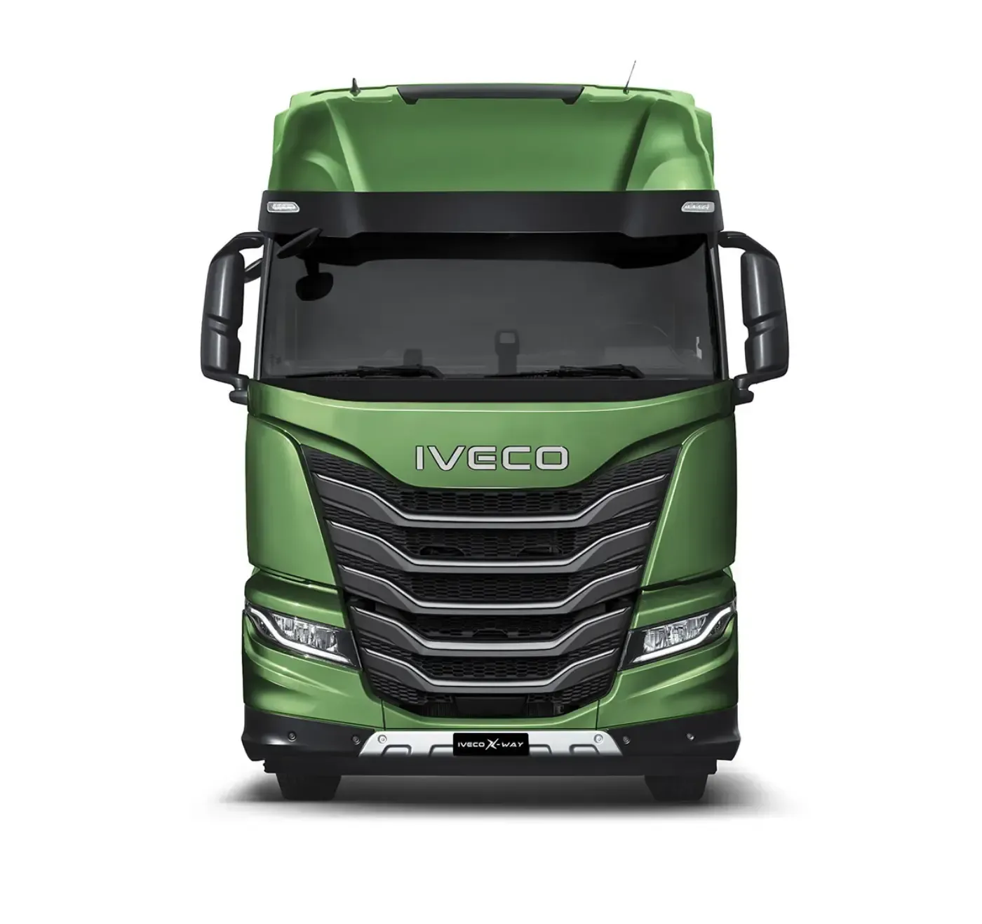 Vorderansicht eines grünen Iveco-Sattelzugs vor weißem Hintergrund