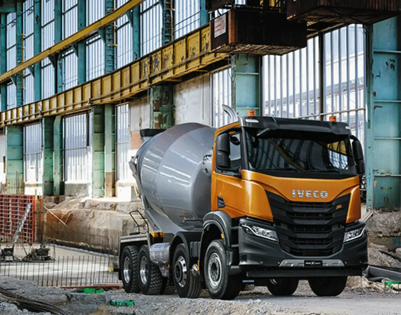 Oranger Betonmischer-LKW auf einem Industriegelände