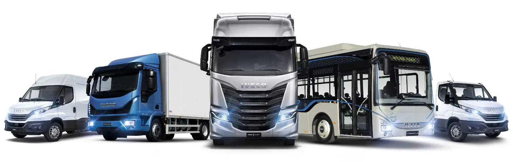 Reihe moderner Lastwagen und Transporter, darunter blaue und weiße Fahrzeuge, vor weißem Hintergrund