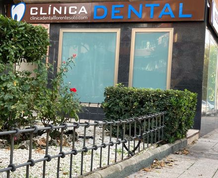 Un edificio con un cartel que dice clínica dental