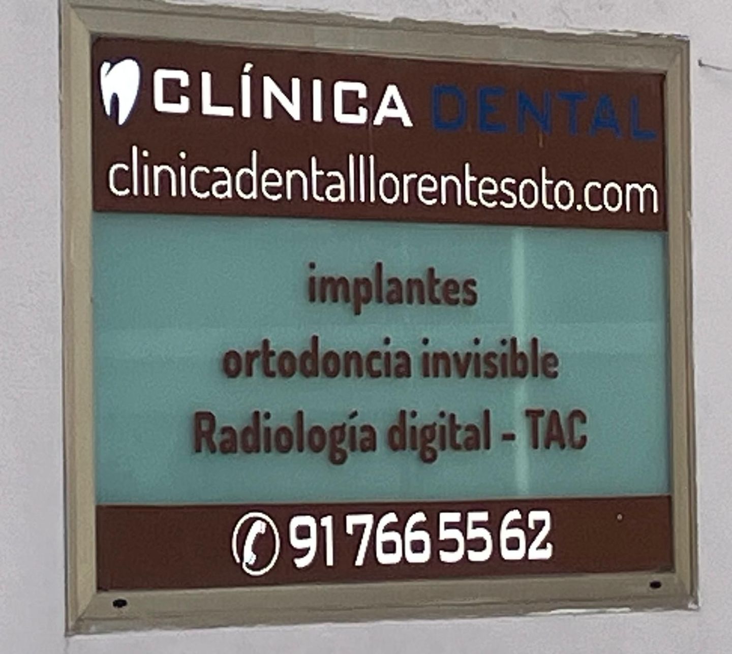 Un cartel que dice clínica dental.