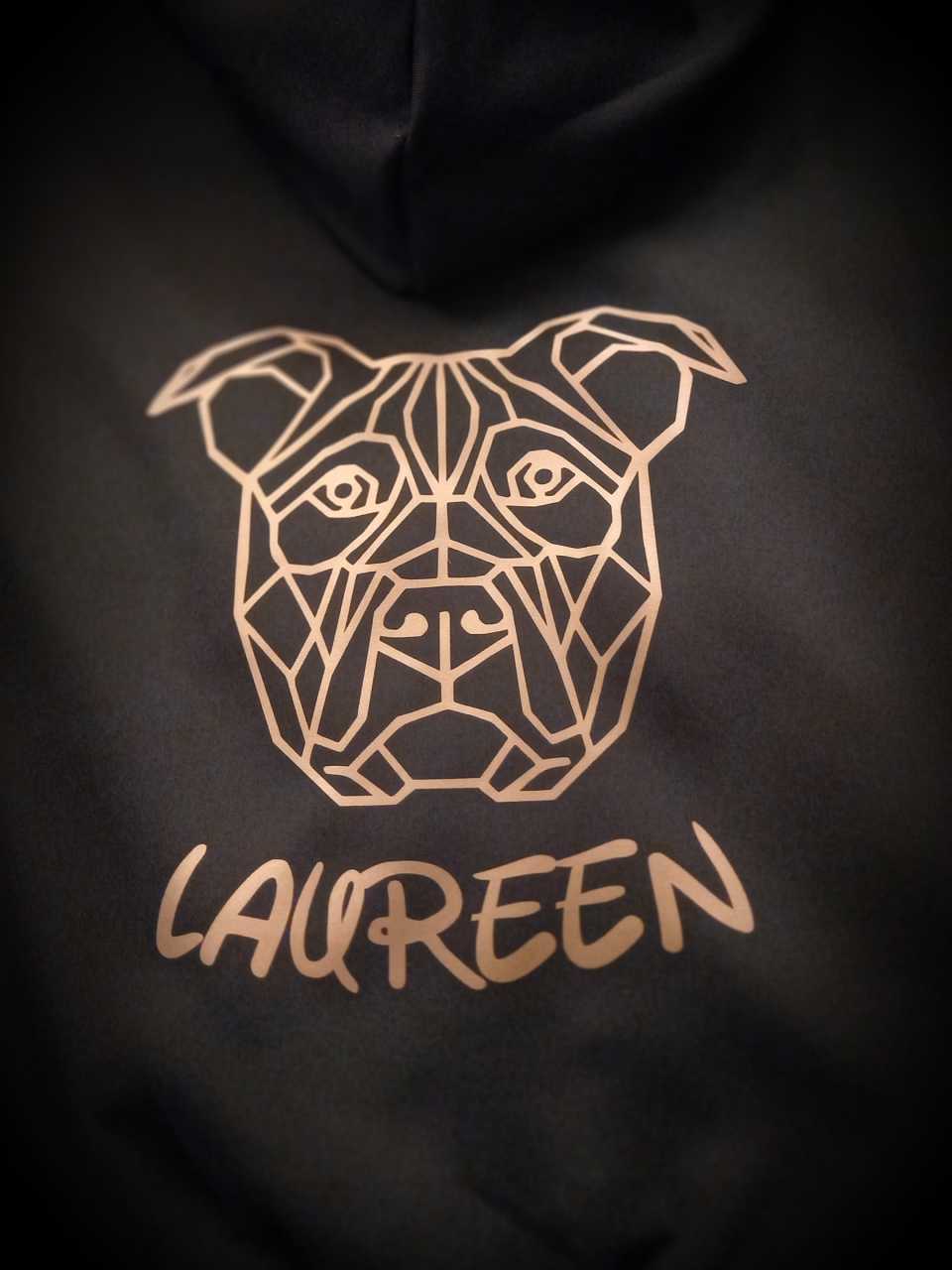 Detailopname van een gepersonaliseerde textielbedrukking gemaakt door Crea Dili.