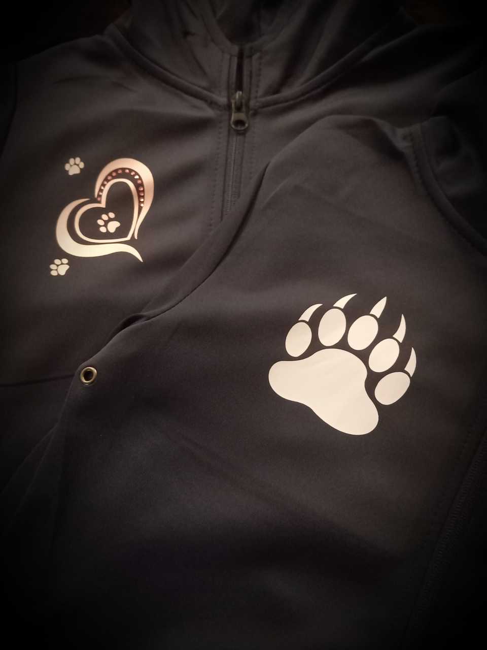 Detailopname van een gepersonaliseerde textielbedrukking gemaakt door Crea Dili.