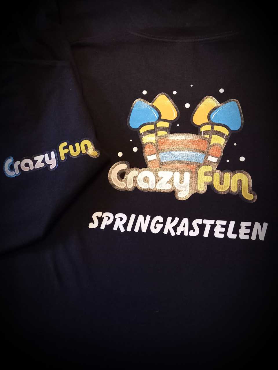 Detailopname van een gepersonaliseerde textielbedrukking gemaakt door Crea Dili.