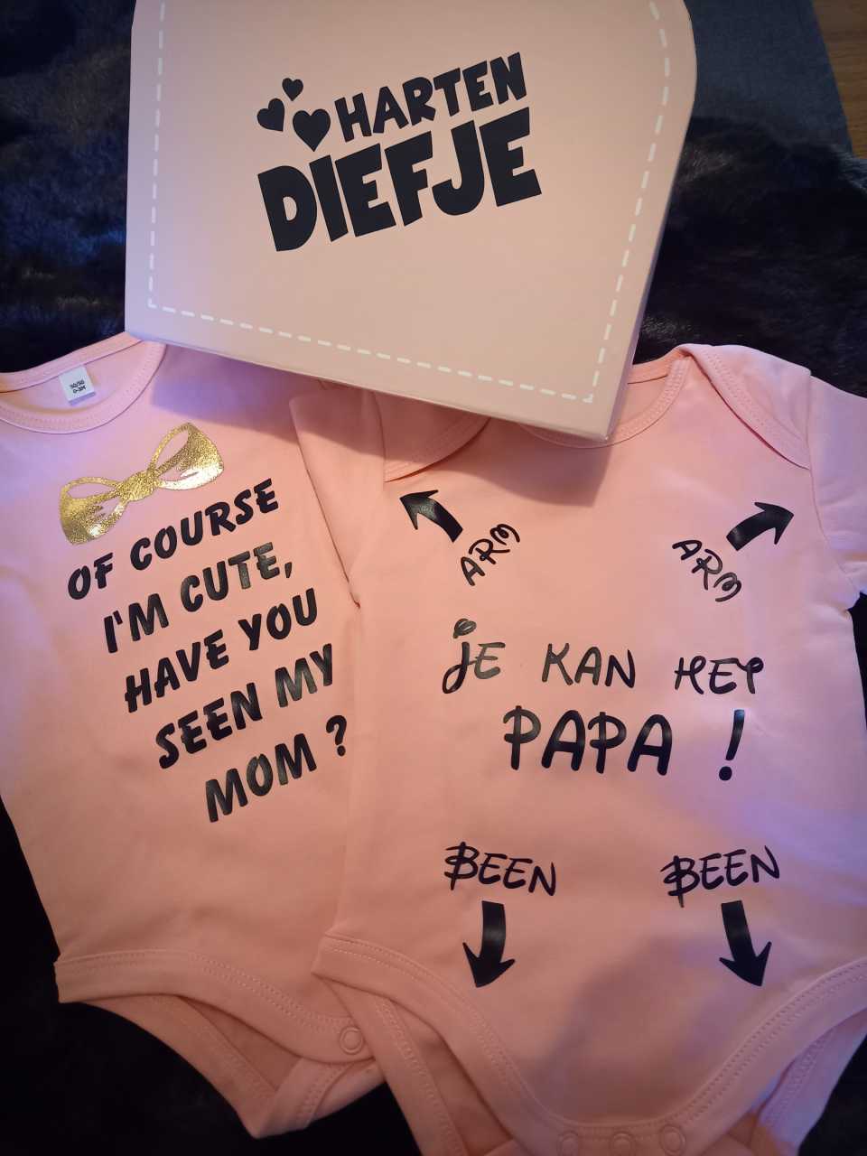 Detailopname van een gepersonaliseerde textielbedrukking gemaakt door Crea Dili.