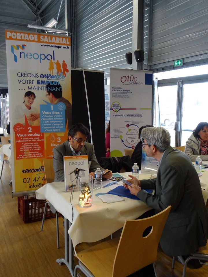 Discussion sur un stand entre 2 hommes