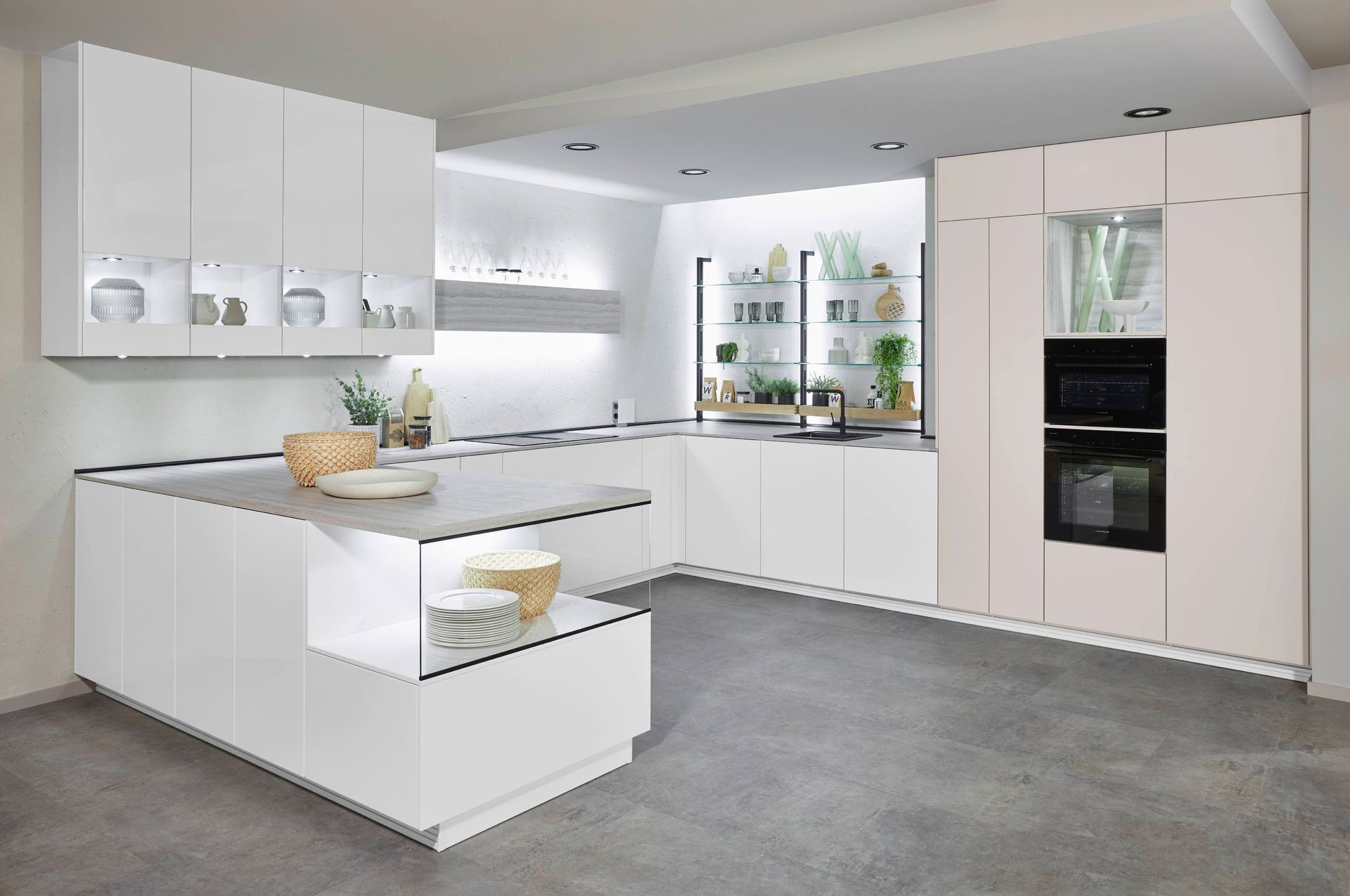 Schlichte Küche mit weißen grifflosen Fronten und Hochschränken mit pastell-rosa Fronten