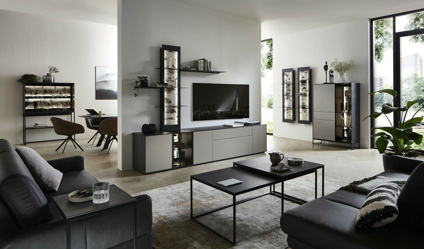 Offenes Wohnzimmer mit Couchlandschaft und hochwertigen Schränken, mit eingelassenem und beleuchtetem Holz Offenes Wohnzimmer mit Couchlandschaft und hochwertigen Schränken, mit eingelassenem und beleuchtetem Holz
