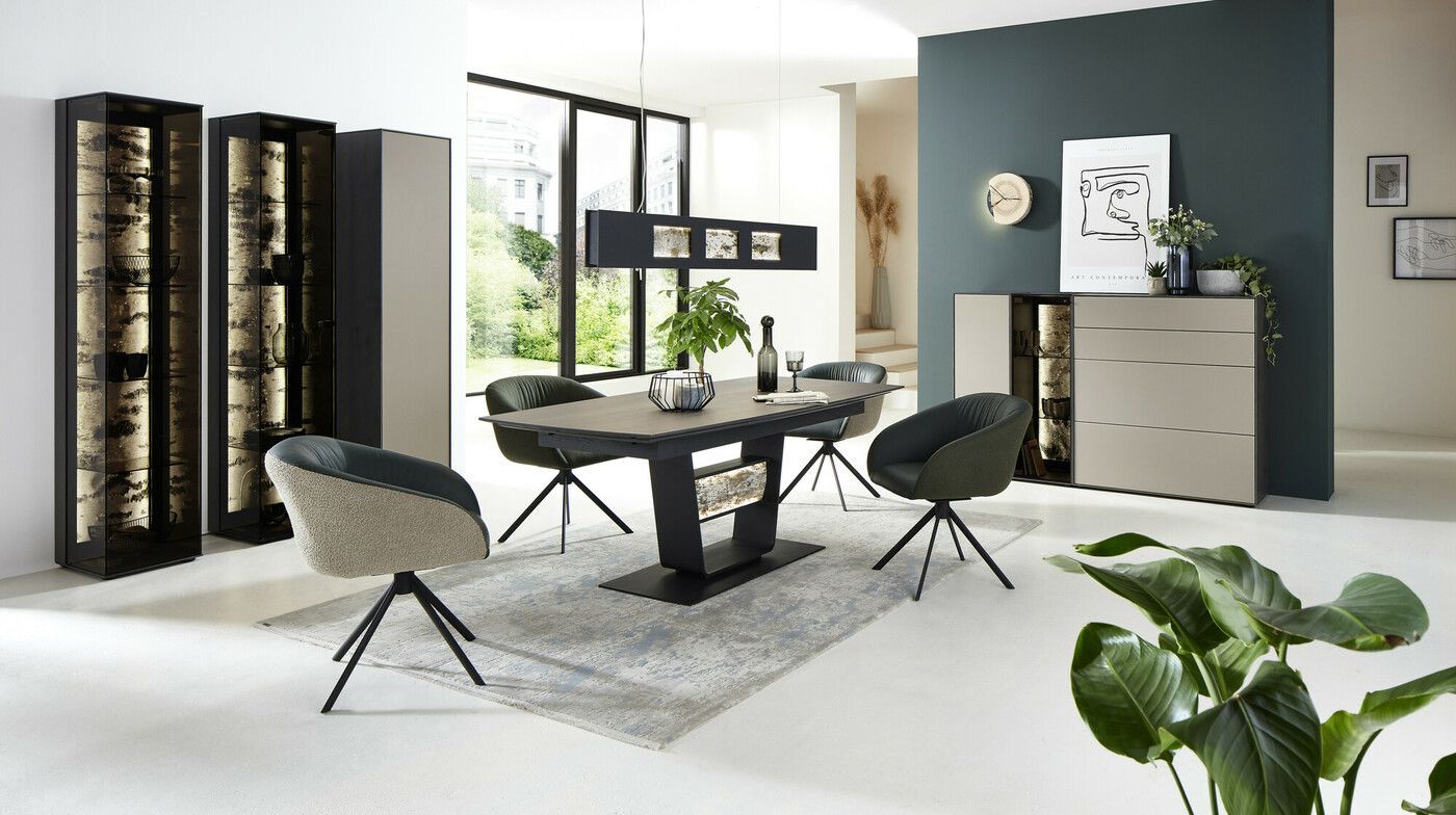 Offenes Esszimmer mit modernen minimalistischen Möbeln mit Holz-Highlights