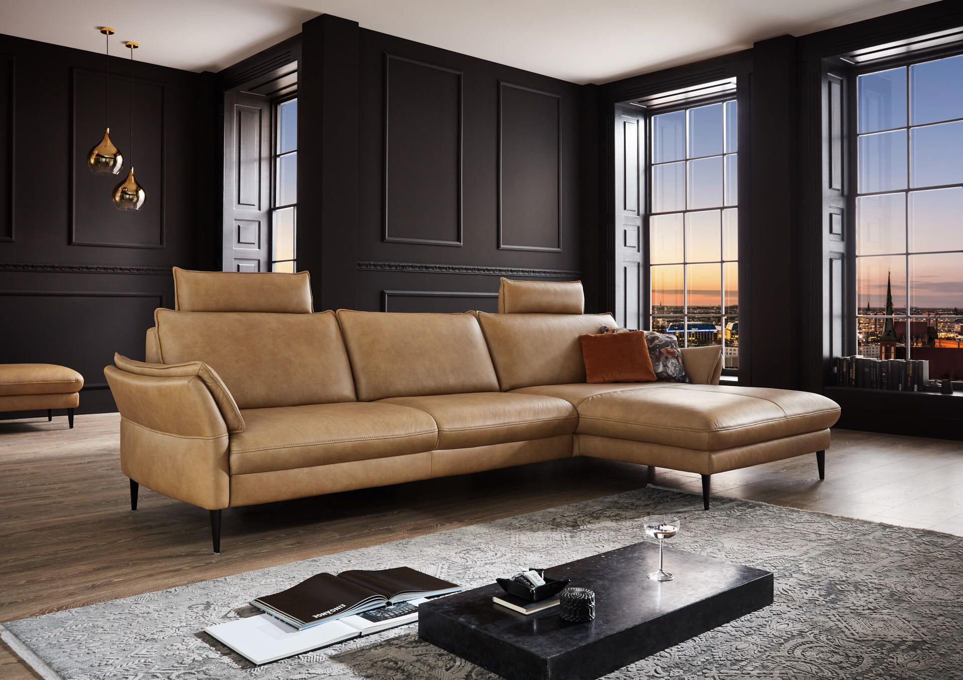 Schwarz vertäfelter Raum mit hochwertiger Ledercouch