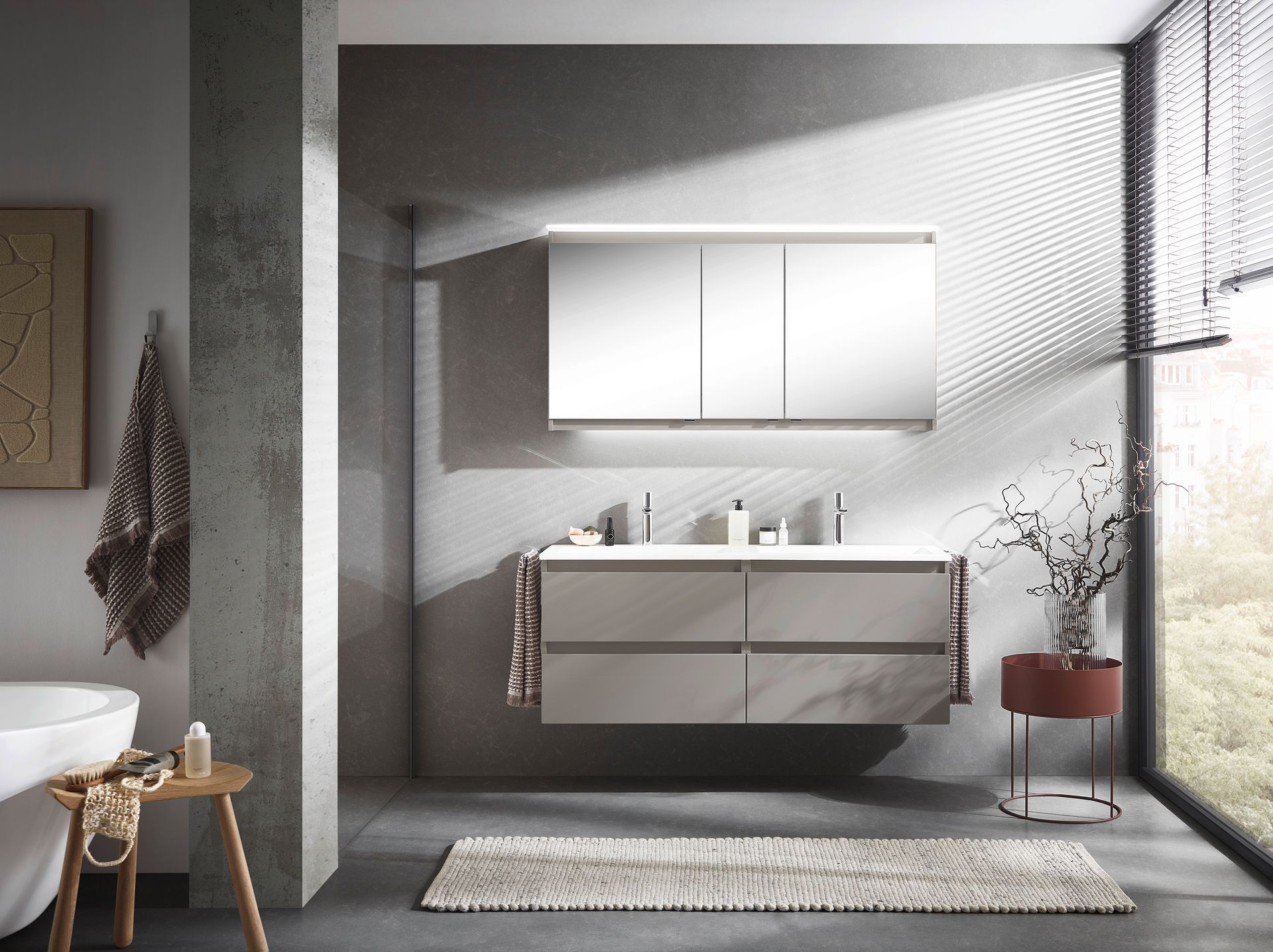 Modernes Badezimmer mit grifflosem Waschtisch