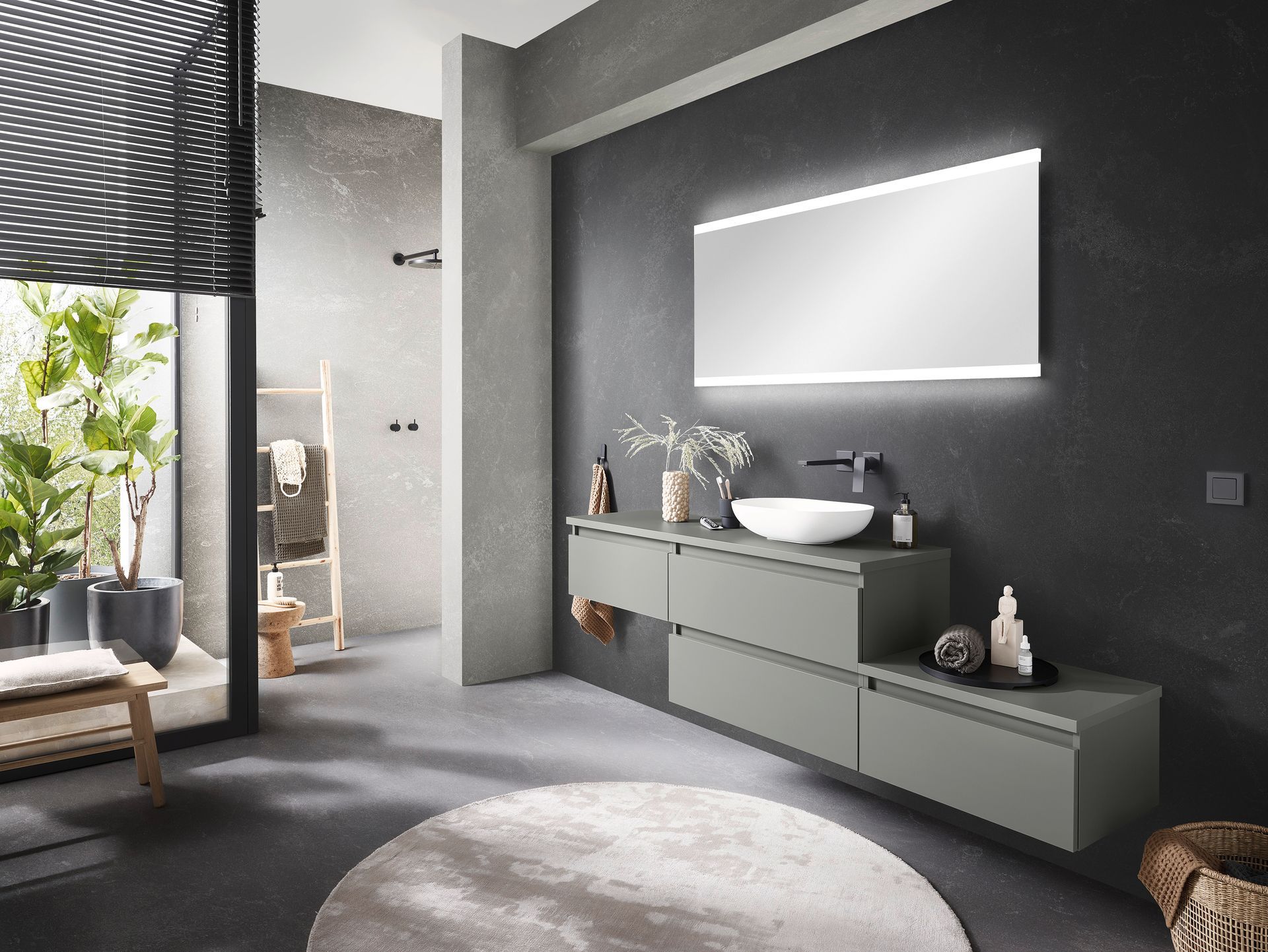 Dunkles Badezimmer mit grünem mattem Waschtisch mit Griffleiste