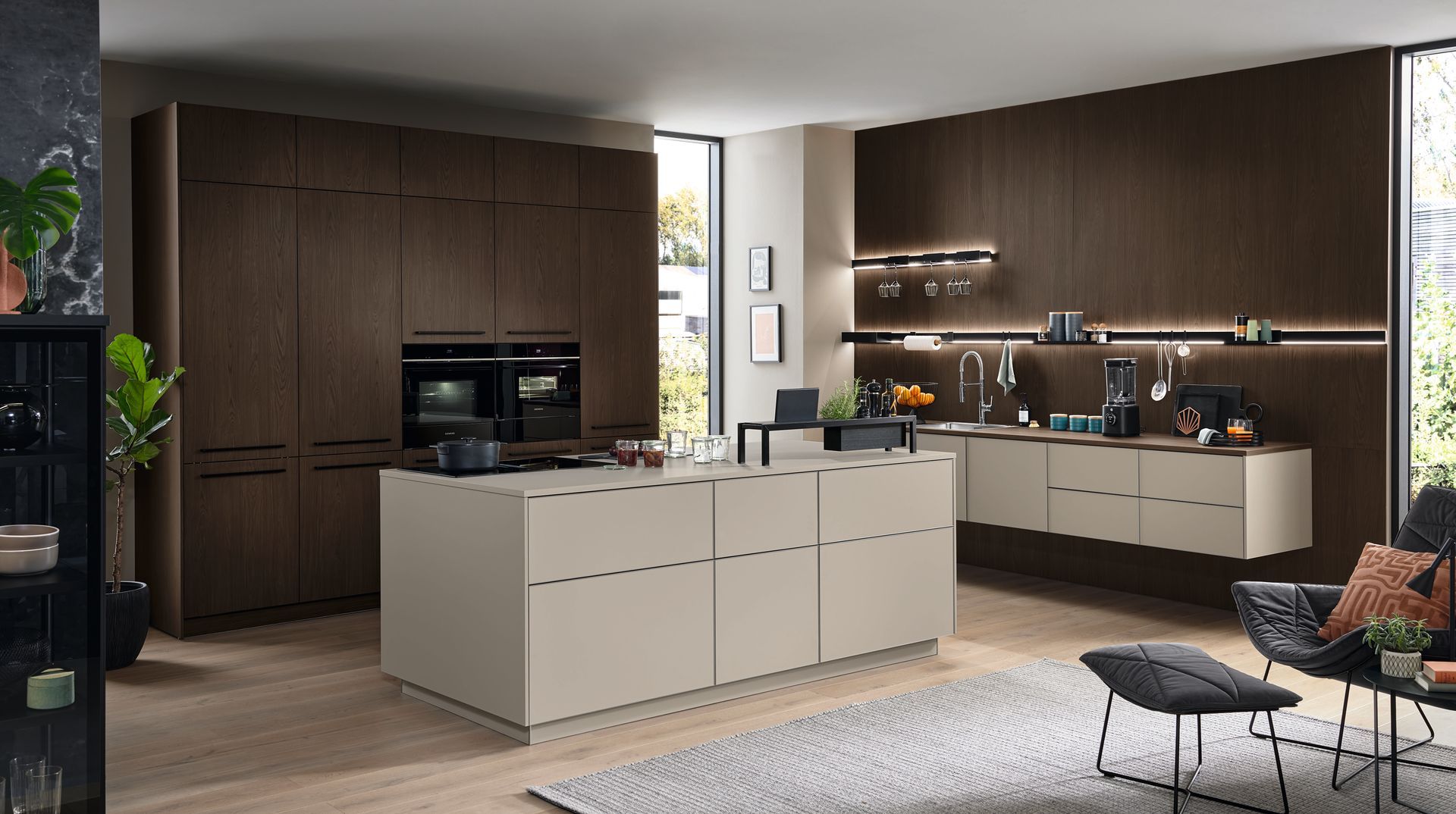 Große offene Küche mit grifflosen Fronten in dunklem Holz und hellem Beige