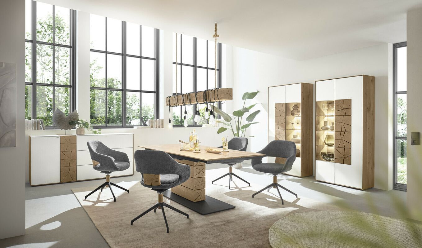 Modernes Industrial-Esszimmer mit grauen Sesseln an einem großen Holztisch