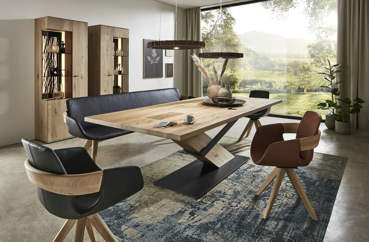 Esszimmer mit eleganten Holz- und Ledermöbeln