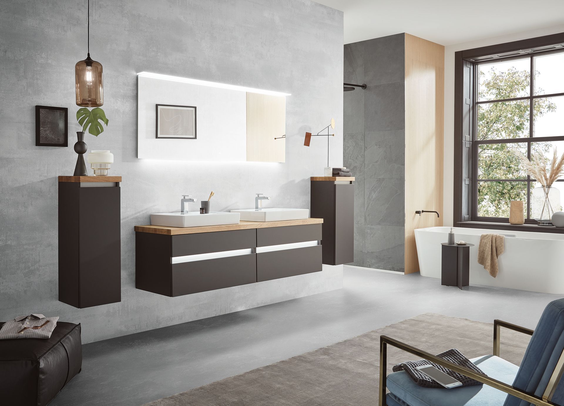 Beton Badezimmer mit hängendem Schrank und Waschtisch mit Holzleiste