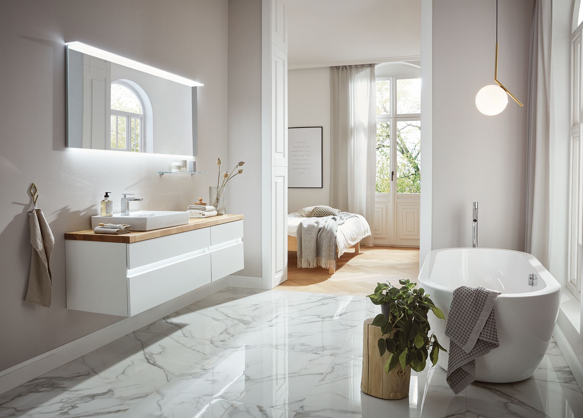 Hochwertiges Badezimmer mit Marmorboden und beleuchteten Möbelstücken