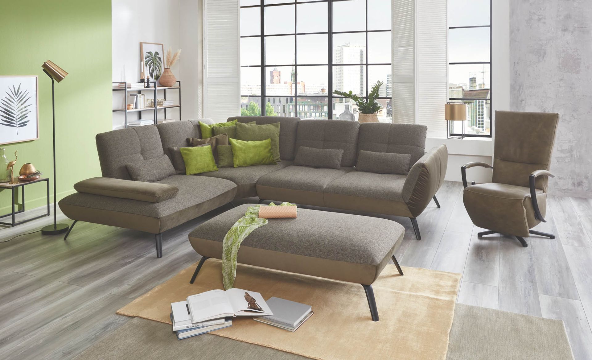 Großegraue Couch-Landschaft mit grün-samtiger Unterseite und einem großen Hocker passend dazu