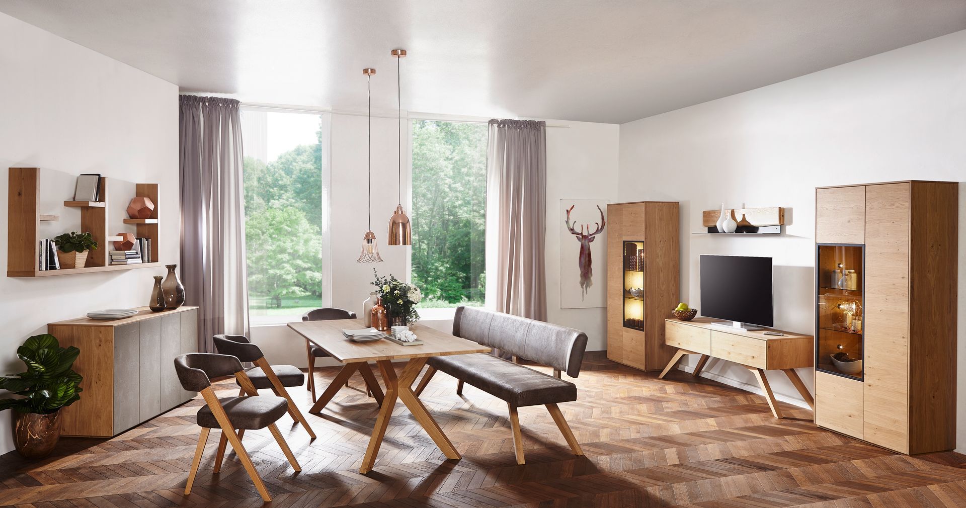 Rustikales Esszimmer mit viel Holz, einer Lederbank und Lederstühlen