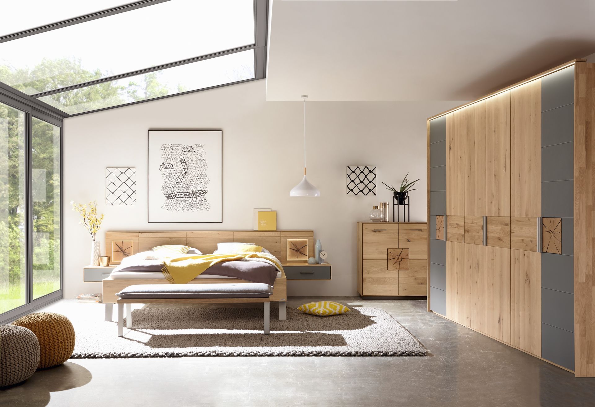 Schlafzimmer mit Doppelbett aus hellem Holz und passendem Schrank