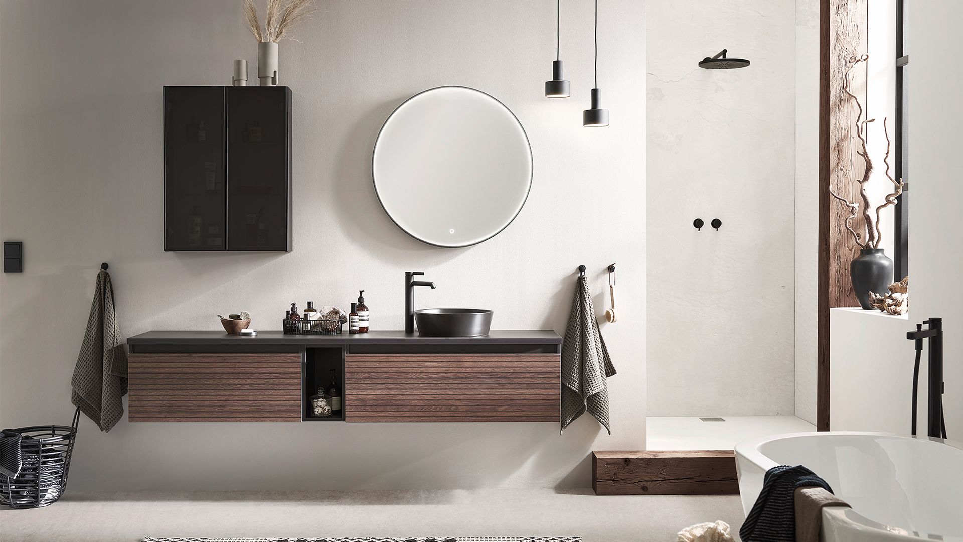 Modernes minimalistisches Bad mit dunklen Holz-Akzenten und schwarzen Elementen Modernes minimalistisches Bad mit dunklen Holz-Akzenten und schwarzen Elementen