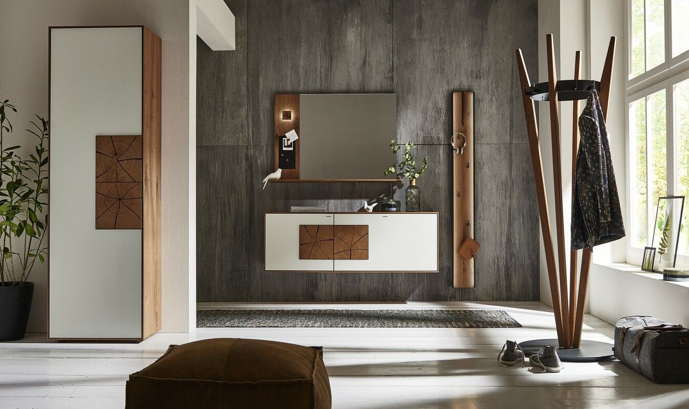 Weiße Flurmöbel mit starken Holzakzenten und Beleuchtung