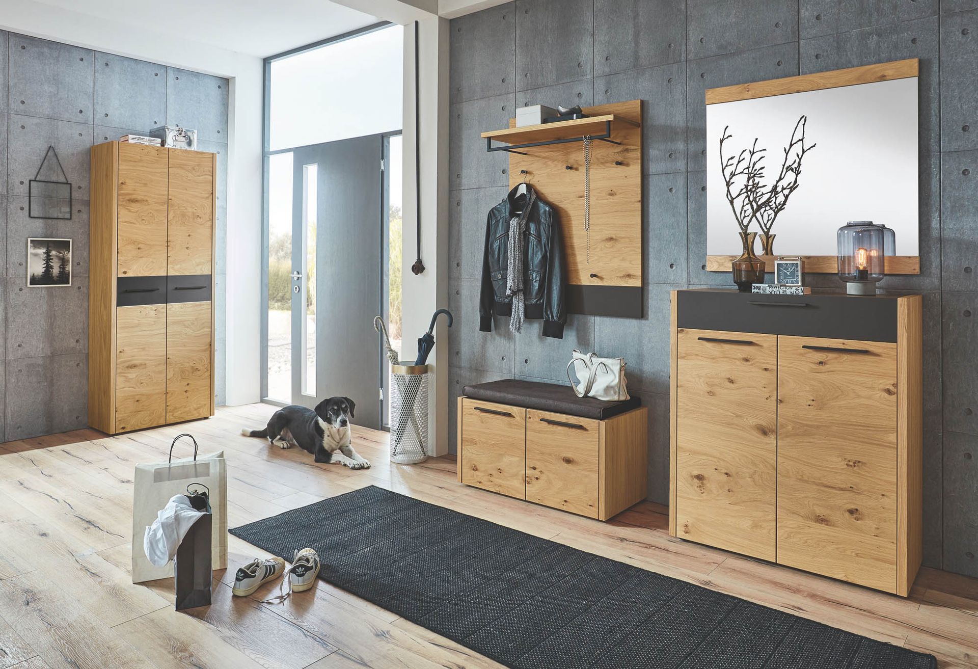 Garderobe und Sitzbank aus Holz in einem Flur