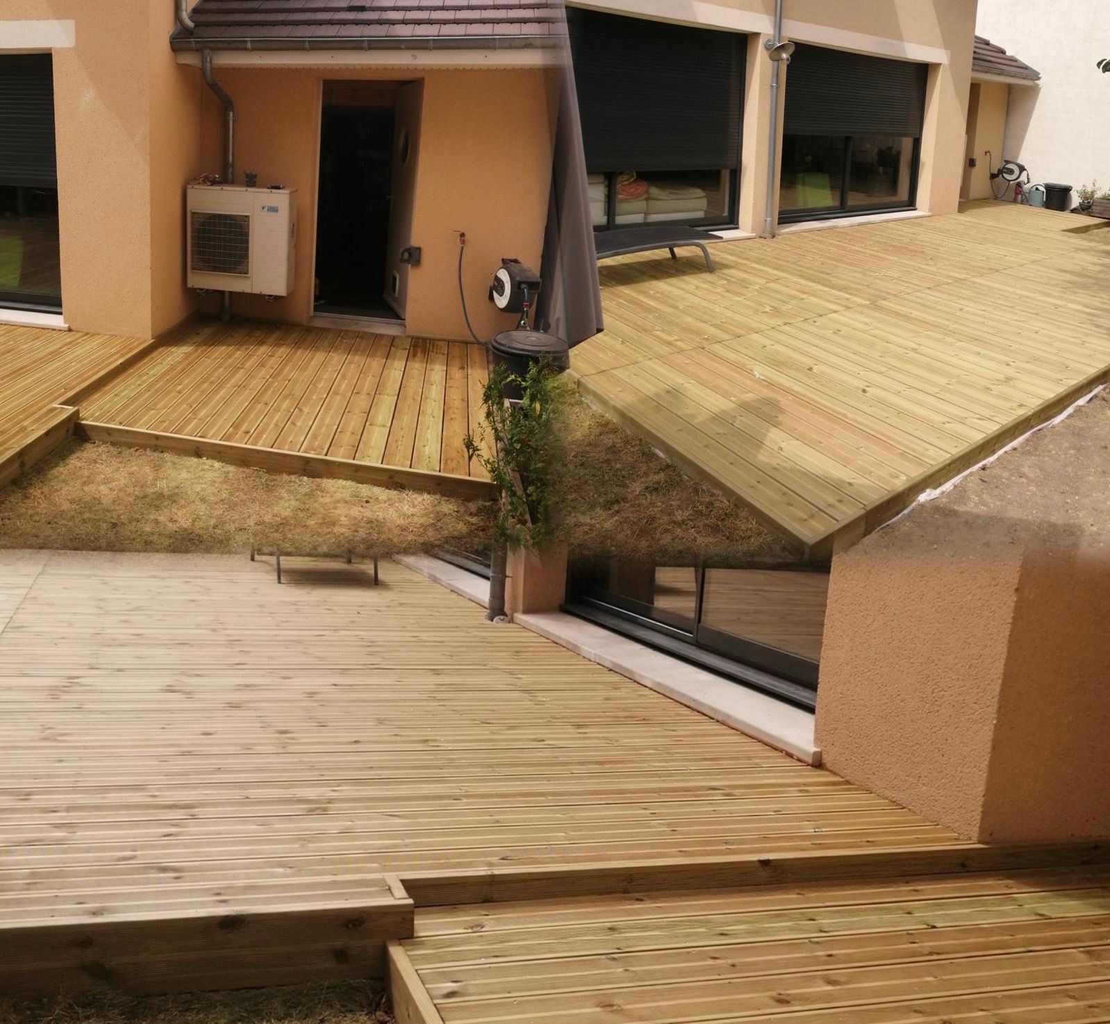 Création d'une grande terrasse en bois devant une maison