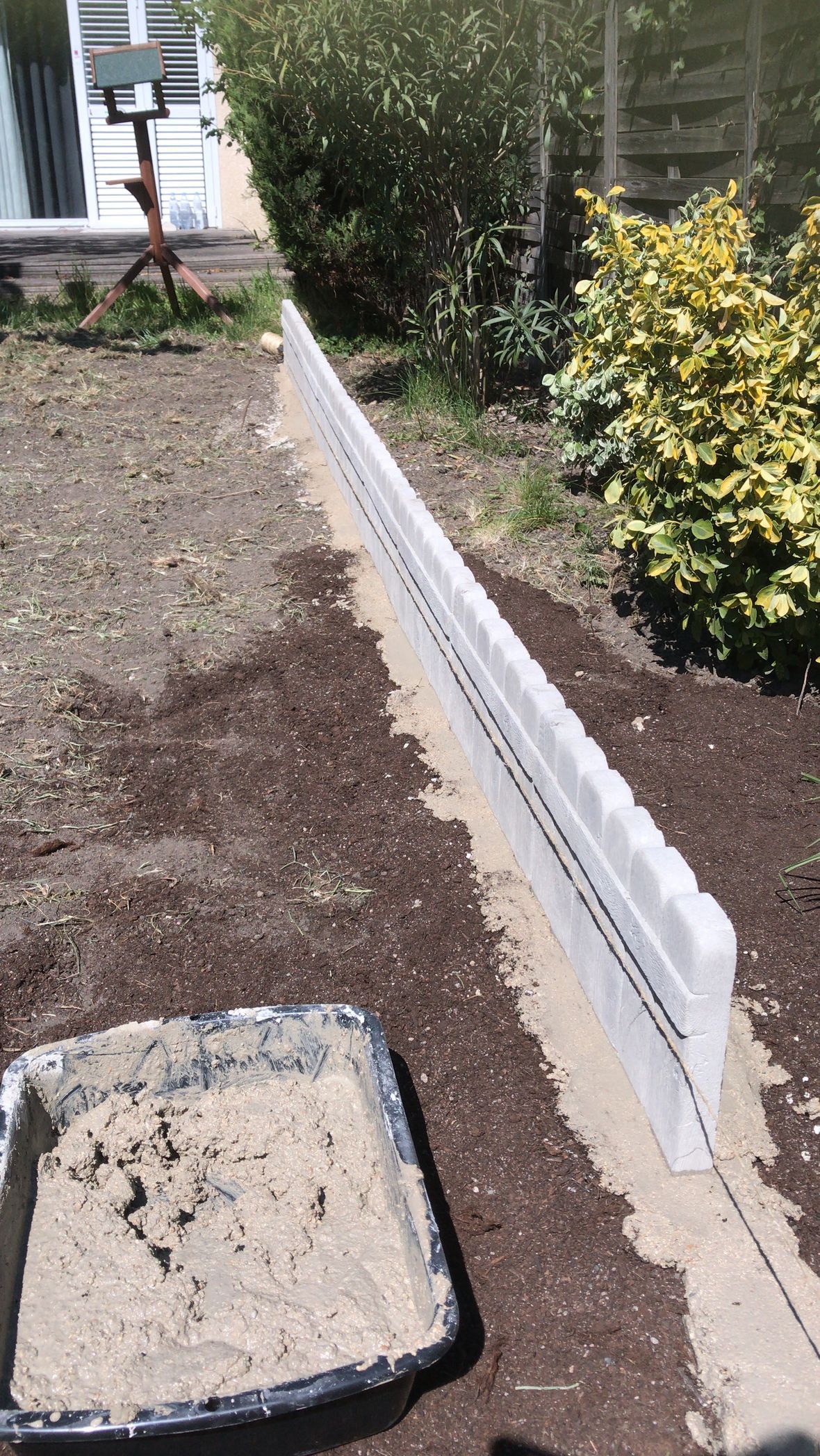 Pose de petites bordures blanches dans un jardin