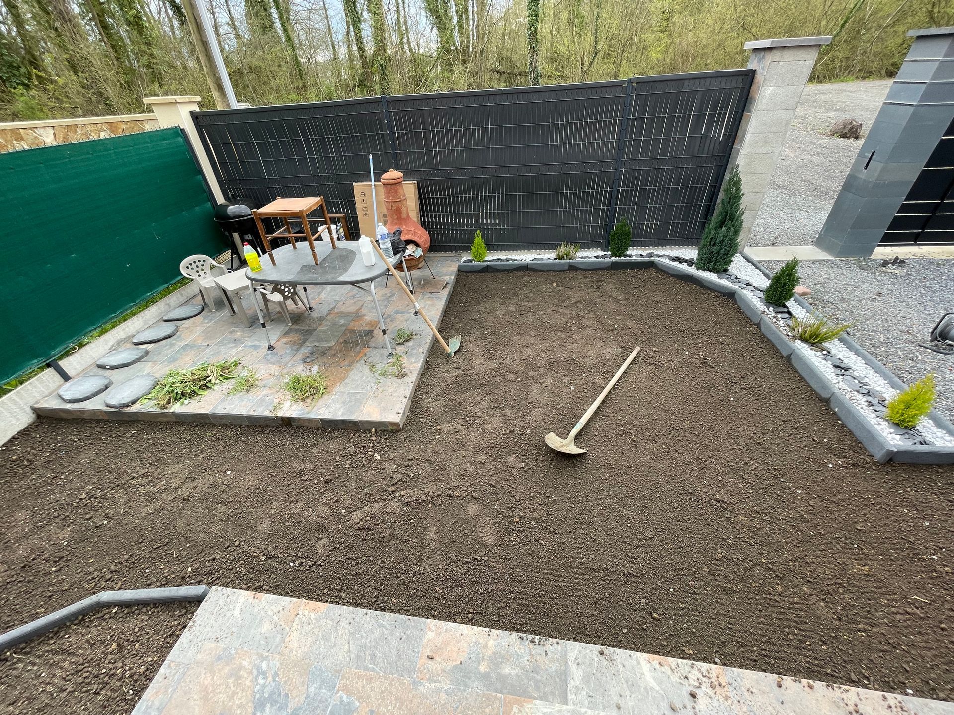 Création d'un jardin avec une terrasse