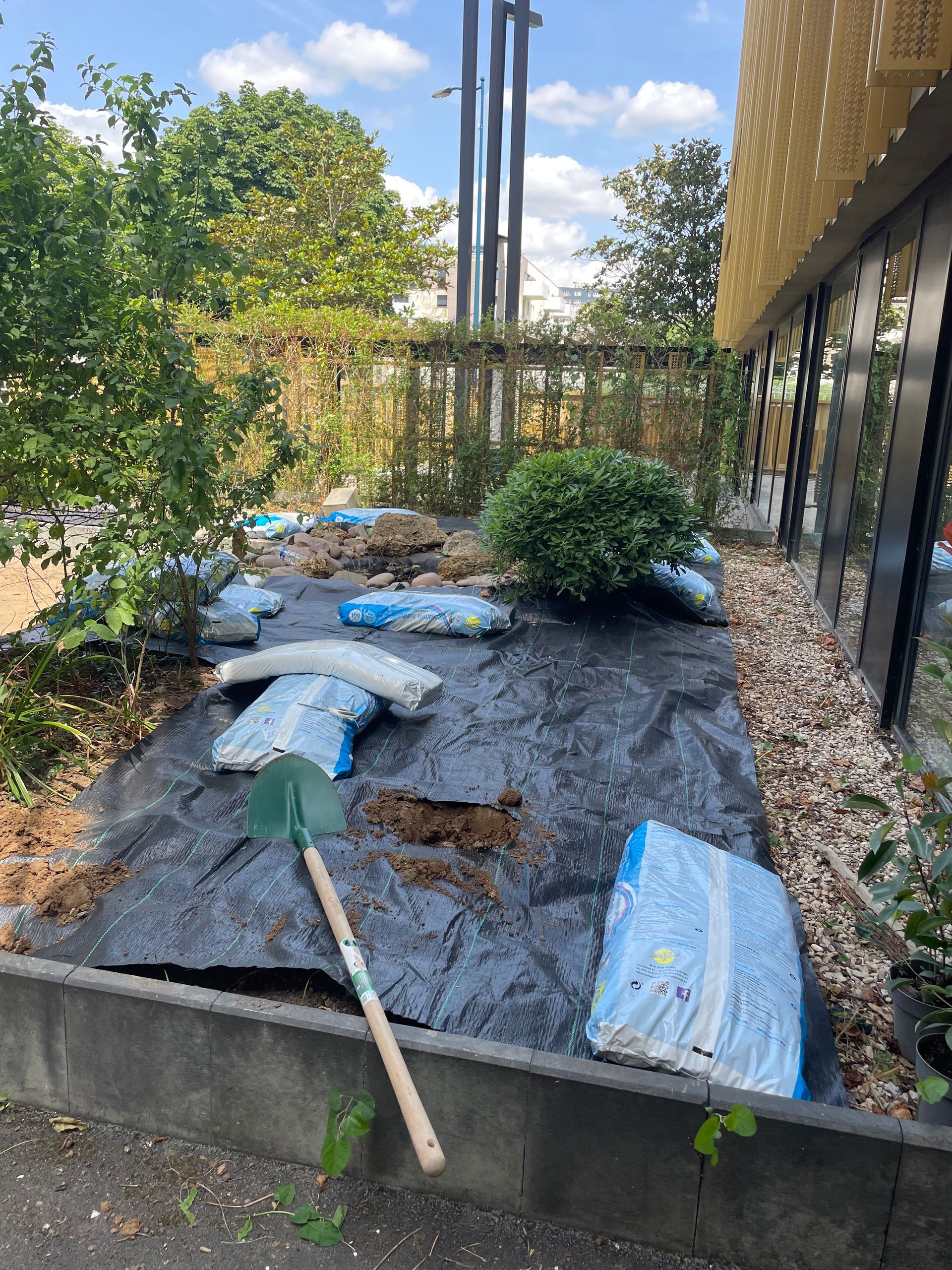 Rénovation d'un aménagement extérieur urbain en cours