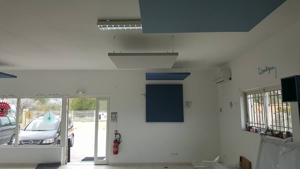 Faux plafond peint en bleu dans un un salon