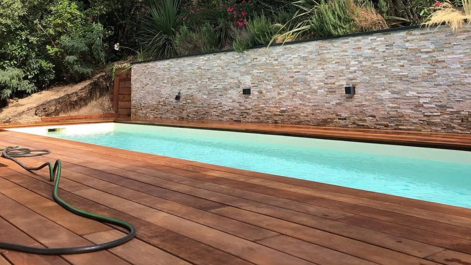 Piscine entourée d'une terrasse en bois