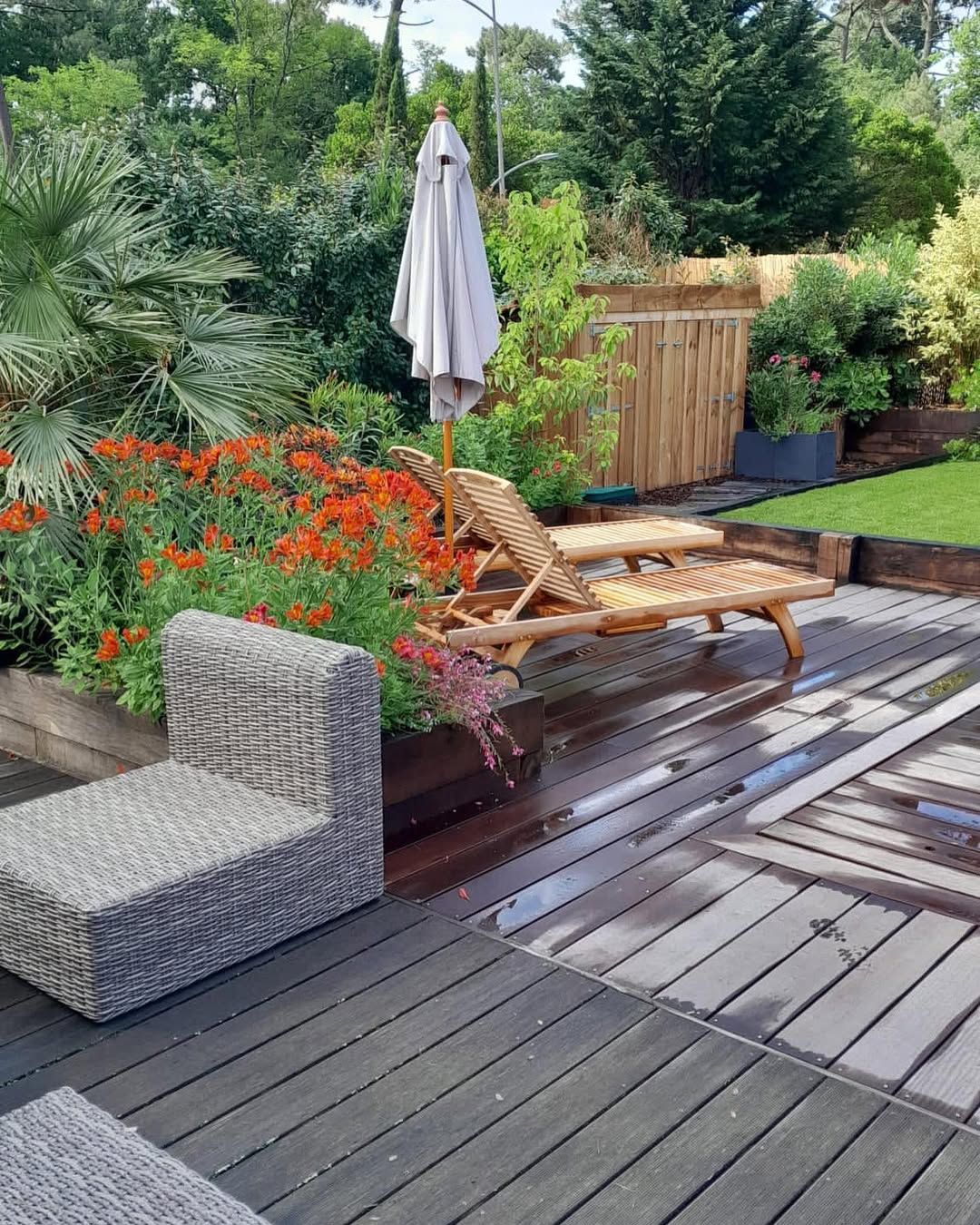 Aménagement d'une terrasse en bois avec des transats en bois